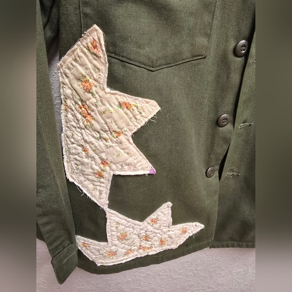 Upcycled Vintage Army Utility Jacket W Vintage Quilted Stars, Patches, Embroider - Picture 16 of 16